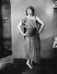 200px-Alla-Nazimova-1920 (1)